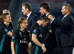 Soccer Football - Real Madrid v Manchester United - Super Cup Final - Skopje, Macedonia - August 8, 2017 Uefa president Aleksander Ceferin awarding Real Madrid’s Gareth Bale his medal after winning the Super Cup Final REUTERS/Ognen Teofilovski