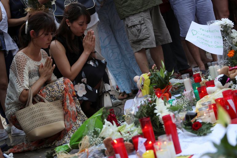 Women kneel as they pray at an impromptu memorial a day after a van crashed into pedestrians at Las Ramblas in Barcelona, Spain August 18, 2017. REUTERS Sergio Perez Women kneel as they pray at an impromptu memorial a day after a van crashed into pedestrians at Las Ramblas in Barcelona, Spain August 18, 2017. REUTERS Sergio Perez