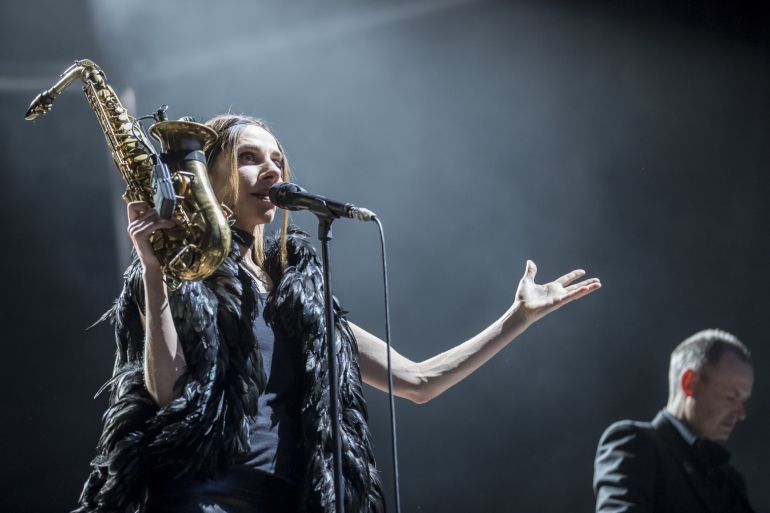 PJ Harvey durante su concierto en el Poble Espanyol PJ Harvey durante su concierto en el Poble Espanyol