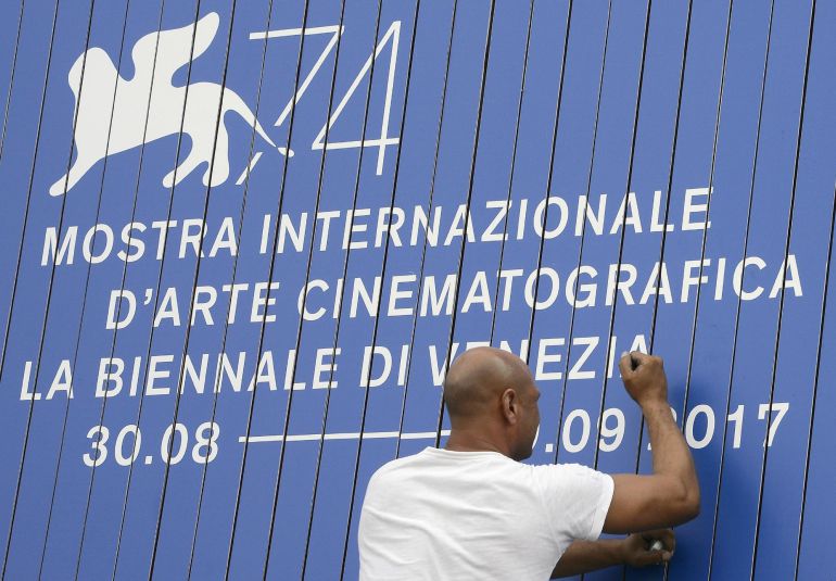 Un trabajador ultima los preparativos del Festival de Cine de Venecia hoy, 28 de agosto de 2017, en Venecia (Italia). El Festival de Cine de Venecia se celebra del 30 de agosto al 9 de septiembre Un trabajador ultima los preparativos del Festival de Cine de Venecia hoy, 28 de agosto de 2017, en Venecia (Italia). El Festival de Cine de Venecia se celebra del 30 de agosto al 9 de septiembre