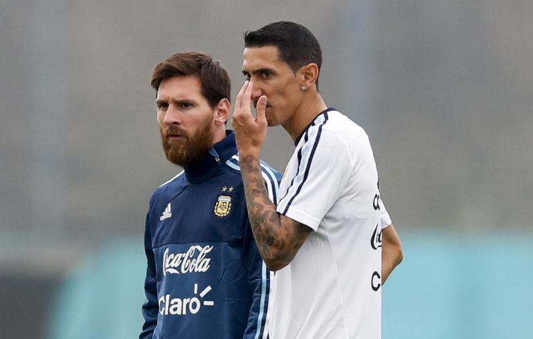 Di Maria charla con Leo Messi en un entrenamiento de la selección argentina Di Maria charla con Leo Messi en un entrenamiento de la selección argentina