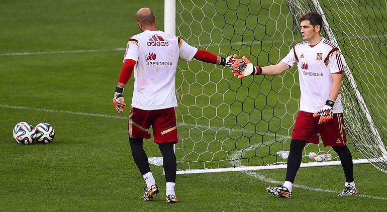 Iker Casillas y Pepe Reina durante un entrenamiento con España Iker Casillas y Pepe Reina durante un entrenamiento con España