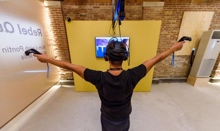 EUn hombre utiliza unas gafas de realidad virtual (VR) en la competición de Realidad Virtual de Venecia en la isla Lazzaretto Vecchio en Venecia, Italia, durante la 74 edición del Festival de Cine de Venecia hoy, 31 de agosto de 2017. EUn hombre utiliza unas gafas de realidad virtual (VR) en la competición de Realidad Virtual de Venecia en la isla Lazzaretto Vecchio en Venecia, Italia, durante la 74 edición del Festival de Cine de Venecia hoy, 31 de agosto de 2017.