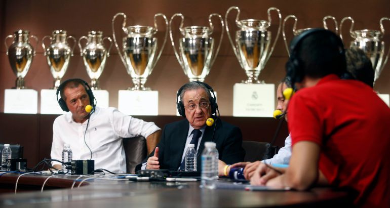 El presidente del Real Madrid, Florentino Pérez, en la sala de juntas del club blanco con Manu Carreño y todo el equipo de 'El Larguero'. El presidente del Real Madrid, Florentino Pérez, en la sala de juntas del club blanco con Manu Carreño y todo el equipo de 'El Larguero'.