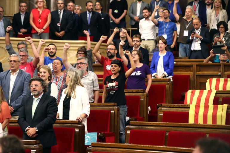 Diputados de Junts pel Sí y de la CUP cantan Els Segadors tras la aprobación de la a ley del referendum, esta noche en el Parlament, en Barcelona. Diputados de Junts pel Sí y de la CUP cantan Els Segadors tras la aprobación de la a ley del referendum, esta noche en el Parlament, en Barcelona.