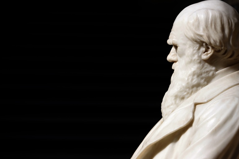 Escultura del científico Charles Darwin Escultura del científico Charles Darwin