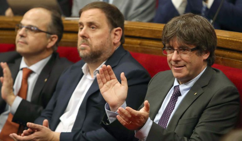 El presidente de la Generalitat, Carles Puigdemont junto al vicepresidente del Govern, Oriol Junqueras durante el debate del Parlament El presidente de la Generalitat, Carles Puigdemont junto al vicepresidente del Govern, Oriol Junqueras durante el debate del Parlament