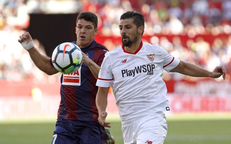 El delantero del Sevilla Nolito, y el defensa del Eíbar Ander Capa , pelean un balón durante el partido. El delantero del Sevilla Nolito, y el defensa del Eíbar Ander Capa , pelean un balón durante el partido.