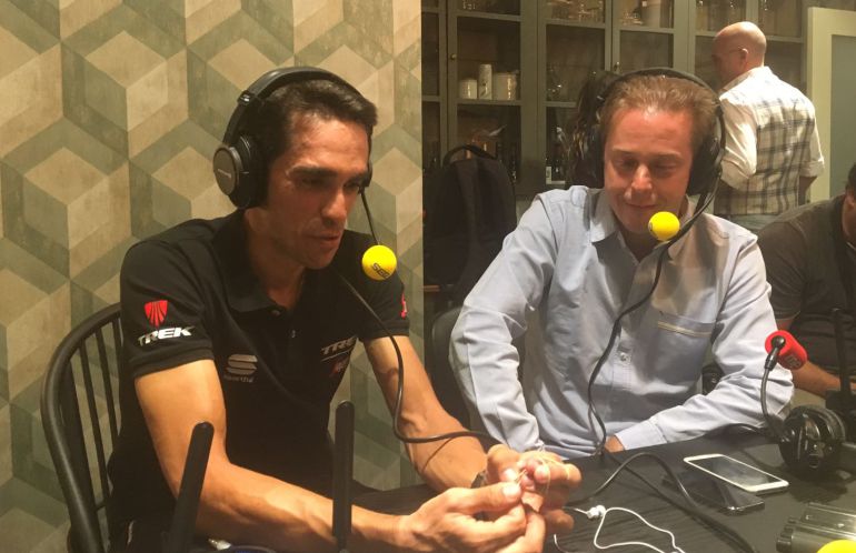 Alberto Contador durante la entrevista en El Larguero. Alberto Contador durante la entrevista en El Larguero.
