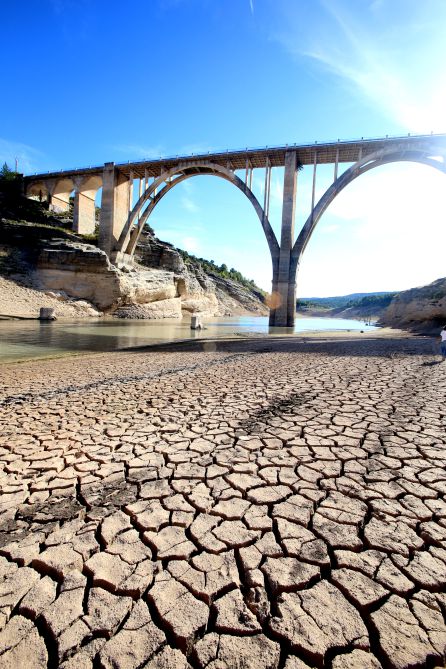 Viaducto sobre el embalse de Enterpeñas. Viaducto sobre el embalse de Enterpeñas.