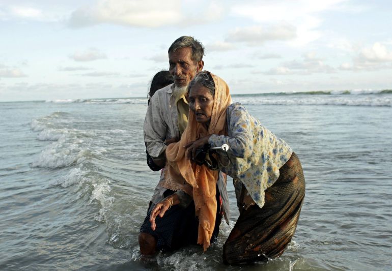 Tres refugiados de la etnia rohinyá, caminan hacia la orilla tras cruzar el río Naf, que marca la frontera de Bangladesh y Birmania Tres refugiados de la etnia rohinyá, caminan hacia la orilla tras cruzar el río Naf, que marca la frontera de Bangladesh y Birmania