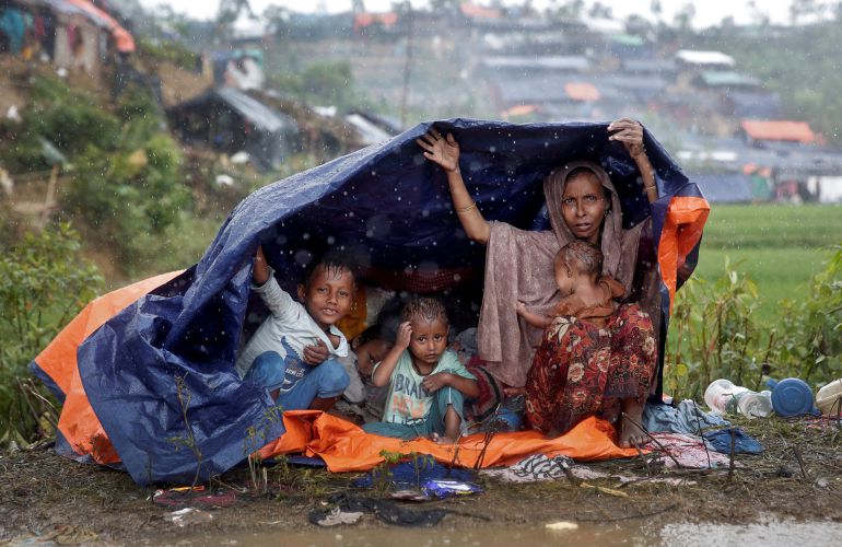 Refugiados Rohingya se refugian de la lluvia en un campo de Bangladesh. Refugiados Rohingya se refugian de la lluvia en un campo de Bangladesh.