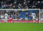 MADRID, SPAIN - SEPTEMBER 20: Goalkeeper Keylor Navas (L) is goaled by Antonio Sanabria of Real Betis Balompie during the La Liga match between Real Madrid CF and Real Betis Balompie at Estadio Santiago Bernabeu on September 20, 2017 in Madrid, Spain. (Photo by Gonzalo Arroyo Moreno/Getty Images)