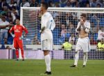 GRA715. MADRID, 20/09/2017.- El defensa del Real Madrid, Sergio Ramos (d), tras encajar el equipo blanco el primer y único gol en el encuentro correspondiente a la quinta jornada de primera división que han disputado esta noche frente al Real Betis en el estadio Santiago Bernabéu, en Madrid. EFE / Juanjo Martín.