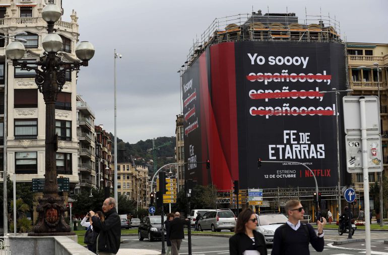 Un cartel anuncia la película "Fe de Etarras", del realizador donostiarra Borja Cobeaga, en la fachada de un edificio del barrio de Gros de San Sebastián. La cinta se estrenará en la próxima edición del Festival Internacional de Cine que comienza en la capital guipuzcoana el próximo viernes 22 de septiembre Un cartel anuncia la película "Fe de Etarras", del realizador donostiarra Borja Cobeaga, en la fachada de un edificio del barrio de Gros de San Sebastián. La cinta se estrenará en la próxima edición del Festival Internacional de Cine que comienza en la capital guipuzcoana el próximo viernes 22 de septiembre