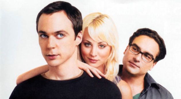 Sheldon, Penny y Leonard en una foto promocional de la primera temporada Sheldon, Penny y Leonard en una foto promocional de la primera temporada
