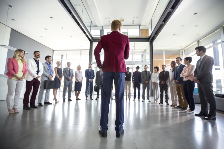 Un jefe frente a sus empleados Un jefe frente a sus empleados