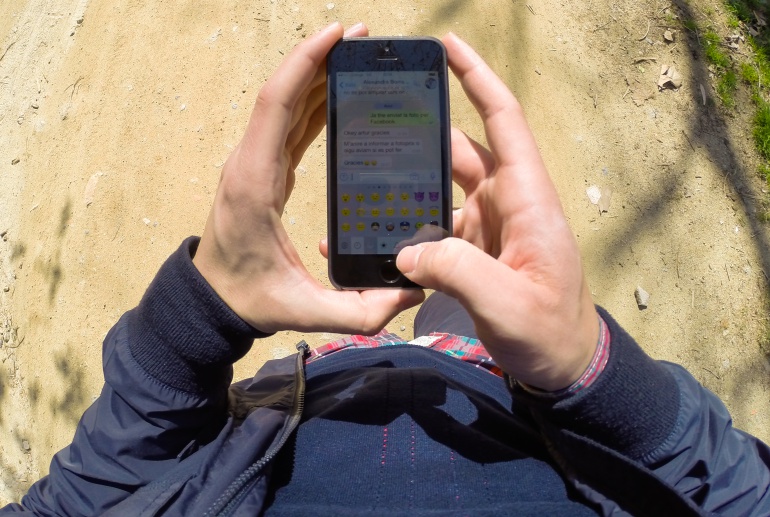 Un chico conversa a través de su teléfono móvil Un chico conversa a través de su teléfono móvil