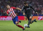 Morata guía el balón ante Lucas Hernández
