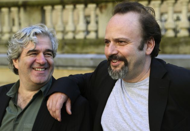 Los realizadores Juan Cavestany y Álvaro Fernández Armero posan durante la presentación de 'Vergüenza' Los realizadores Juan Cavestany y Álvaro Fernández Armero posan durante la presentación de 'Vergüenza'