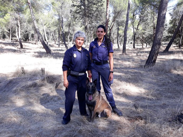 Fátima y María, oficiales de Policia Nacional y guías de la Unidad Canina, durante una práctica con Malder en la Casa de Campo de Madrid Fátima y María, oficiales de Policia Nacional y guías de la Unidad Canina, durante una práctica con Malder en la Casa de Campo de Madrid