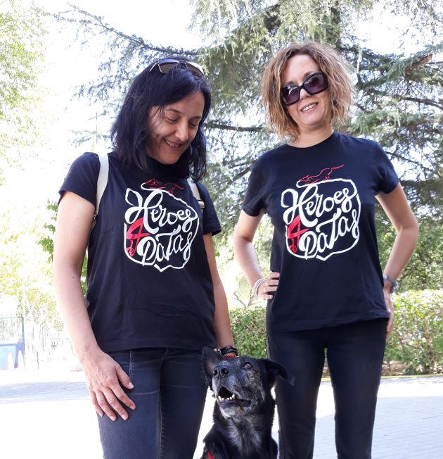 Tata ya ha sido adoptada por una familia después de una vida trabajando. En la imagen, su dueña, y Rosa, una de las fundadoras de la ONG 'Héroes de 4 Patas' Tata ya ha sido adoptada por una familia después de una vida trabajando. En la imagen, su dueña, y Rosa, una de las fundadoras de la ONG 'Héroes de 4 Patas'
