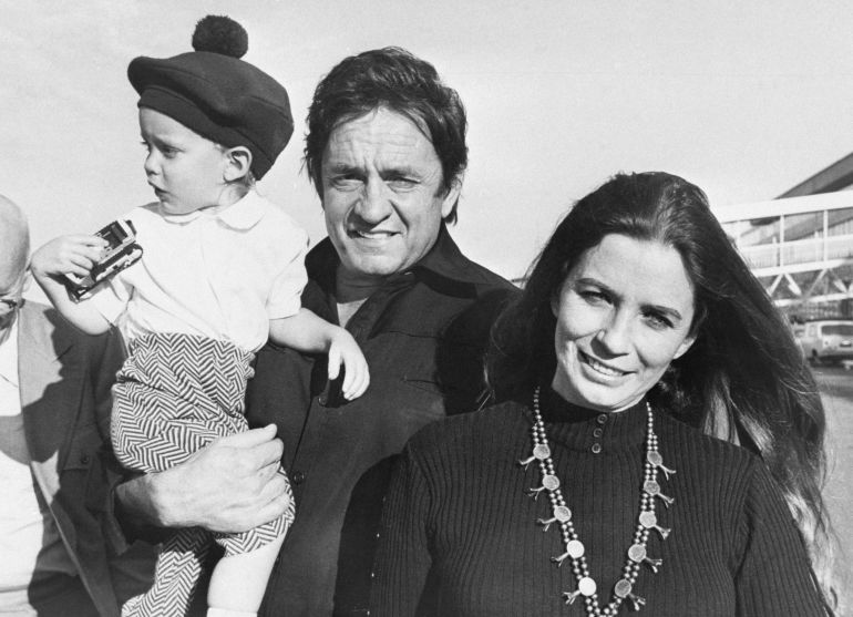 Johnny Cash con June Carter, nieta de Maybelle Carter, y su hijo John. Johnny Cash con June Carter, nieta de Maybelle Carter, y su hijo John.