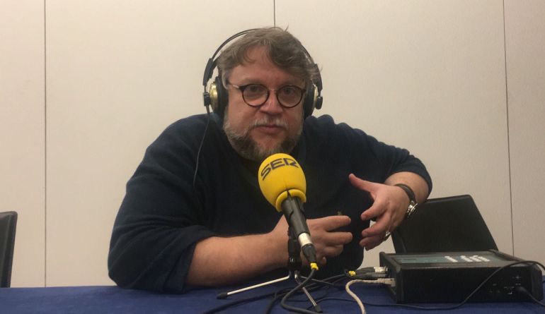 Guillermo del Toro atendiendo a los micrófones de la SER Guillermo del Toro atendiendo a los micrófones de la SER