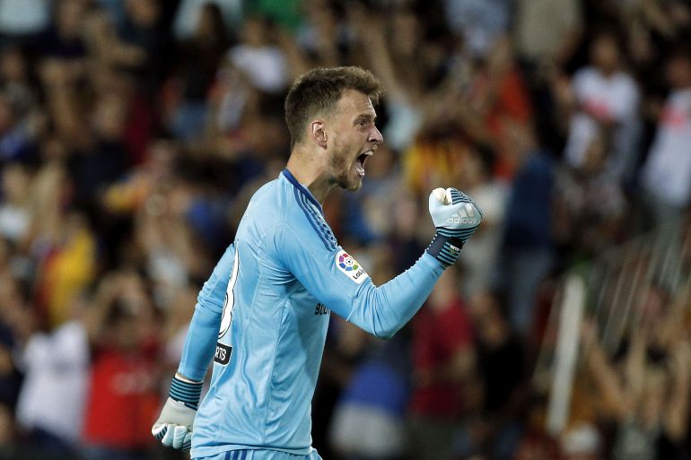 Neto celebra con el puño, en un partido con el Valencia Neto celebra con el puño, en un partido con el Valencia