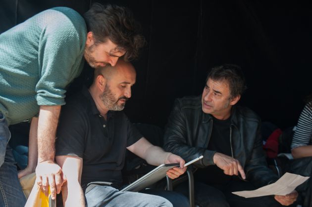 Alberto y Jorge Sánchez-Cabezudo, junto al actor Eduard Fernández Alberto y Jorge Sánchez-Cabezudo, junto al actor Eduard Fernández