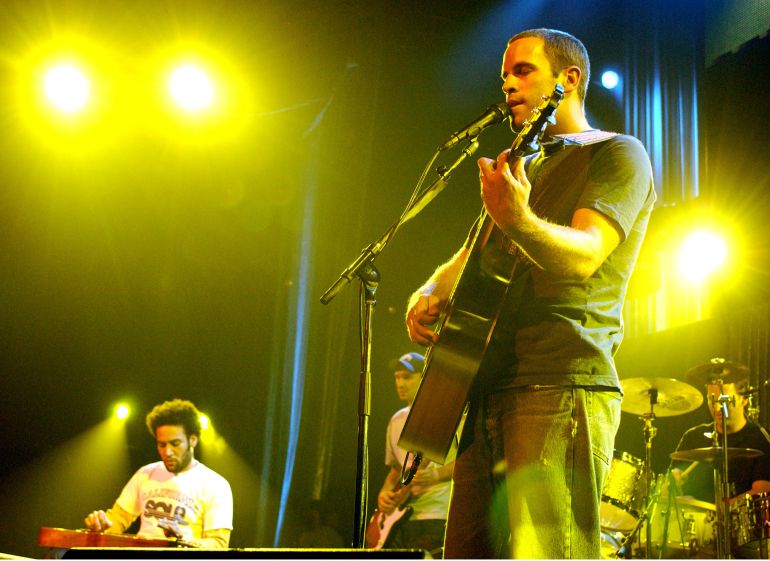 Jack Johnson y Ben Harper compartiendo escenario en diciembre de 2002. Jack Johnson y Ben Harper compartiendo escenario en diciembre de 2002.