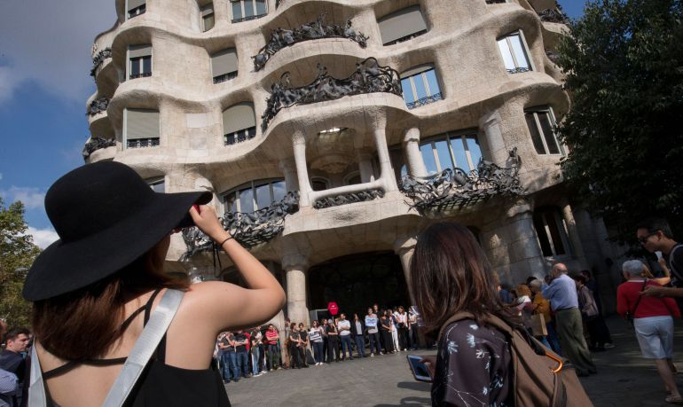 Una turista fotografía de La Pedrera en Barcelona. Una turista fotografía de La Pedrera en Barcelona.
