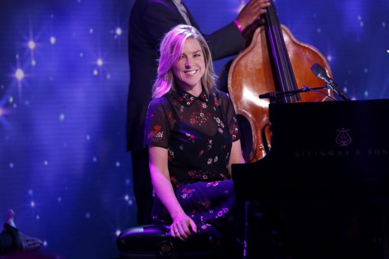 Diana Krall durante una actuación en televisión para el programa de Jimmy Kimmel Diana Krall durante una actuación en televisión para el programa de Jimmy Kimmel