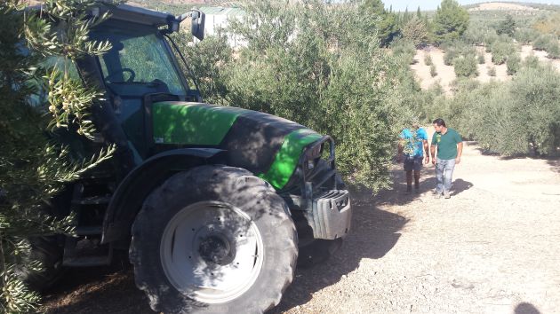 Olivares frente al pueblo de Torrequebradilla, Jaén, afectados por la sequía.En la imagen, Juan Luís Ávila y Juan Antonio González Olivares frente al pueblo de Torrequebradilla, Jaén, afectados por la sequía.En la imagen, Juan Luís Ávila y Juan Antonio González