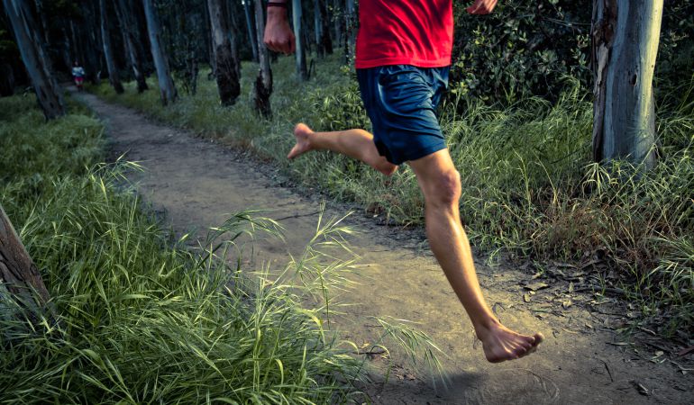 Consejos para correr descalzo: "Cuando corro descalzo por la montaña, redescubro otras capacidades" Consejos para correr descalzo: "Cuando corro descalzo por la montaña, redescubro otras capacidades"