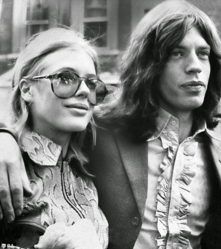 Marianne Faithfull junto a Mick Jagger Marianne Faithfull junto a Mick Jagger