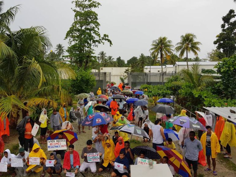 Los refugiados de Manus protestan por el cierre del centro Los refugiados de Manus protestan por el cierre del centro