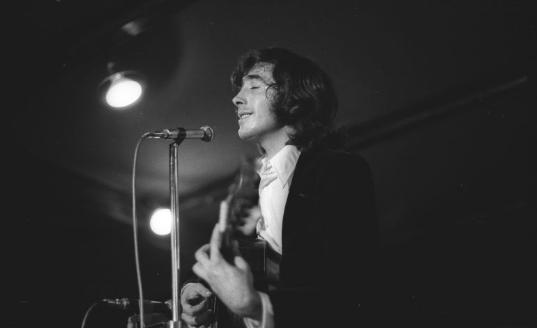 Joan Manuel Serrat en una actuación en Playa de Aro (Girona) en agosto de 1972. Joan Manuel Serrat en una actuación en Playa de Aro (Girona) en agosto de 1972.