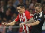 GRA107. MADRID, 31/10/2017.- El delantero del Atlético de Madrid, Fernando Torres (i), disputa el balón ante el defensa albanés del Qarabag, Ansi Agolli, durante el partido de la fase de grupos de la Liga de Campeones que han disputado esta noche en el estadio Wanda Metropolitano. EFE/Juanjo Martín.