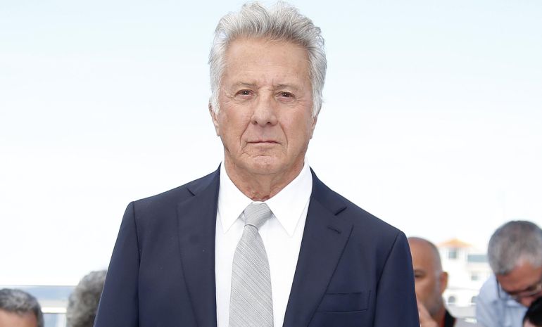 Fotografía de archivo fechada el 21 de mayo de 2017, que muestra al actor estadounidense Dustin Hoffman mientras posa a su llegada al Festival de Cine de Cannes (Francia) Fotografía de archivo fechada el 21 de mayo de 2017, que muestra al actor estadounidense Dustin Hoffman mientras posa a su llegada al Festival de Cine de Cannes (Francia)