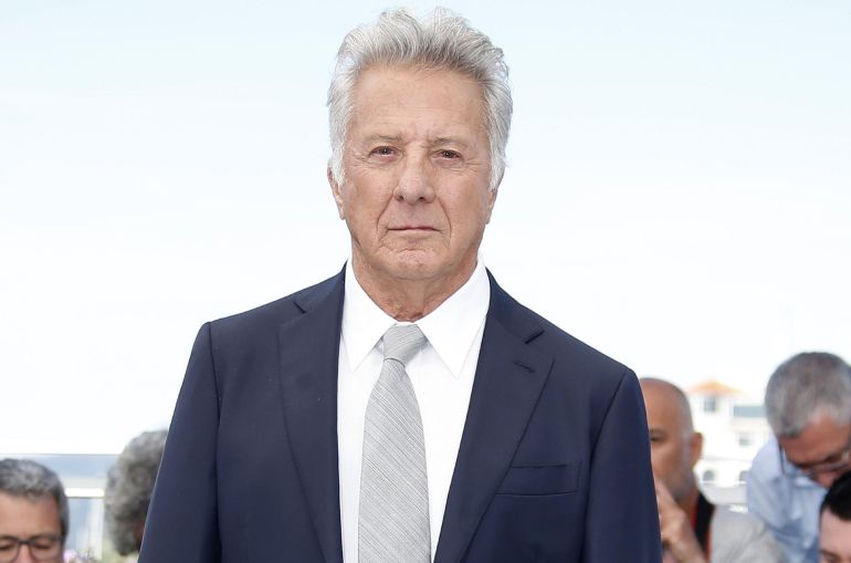 Fotografía de archivo fechada el 21 de mayo de 2017, que muestra al actor estadounidense Dustin Hoffman mientras posa a su llegada al Festival de Cine de Cannes (Francia) Fotografía de archivo fechada el 21 de mayo de 2017, que muestra al actor estadounidense Dustin Hoffman mientras posa a su llegada al Festival de Cine de Cannes (Francia)