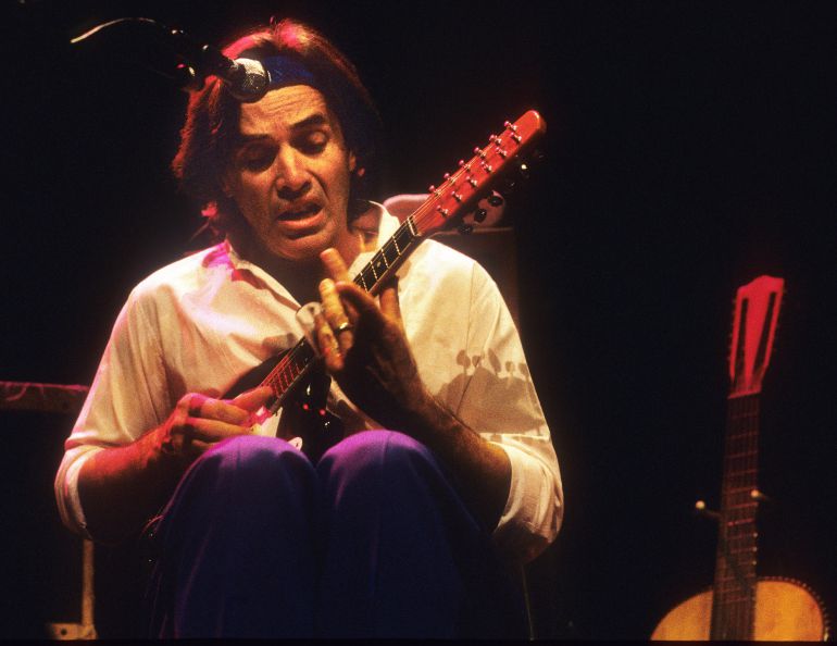 Ry Cooder en una actuación en el año 1990 Ry Cooder en una actuación en el año 1990