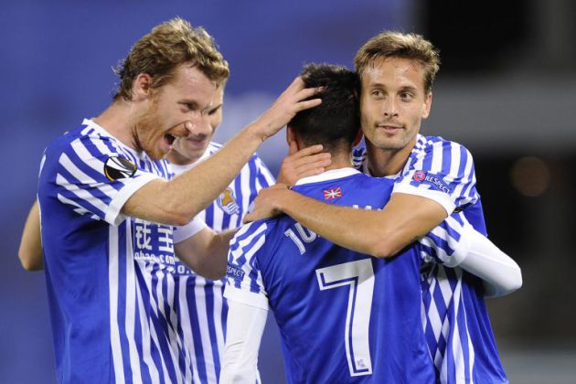 Sergio Canales y David Zurutuza felicitan a Juanmi tras su gol. Sergio Canales y David Zurutuza felicitan a Juanmi tras su gol.