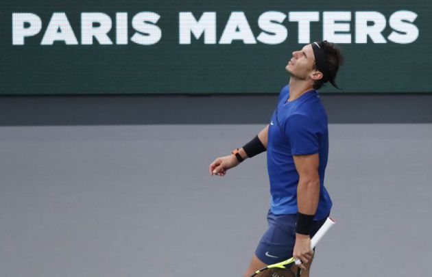 Rafa Nadal se lamenta por una jugada, en el Masters de París Rafa Nadal se lamenta por una jugada, en el Masters de París