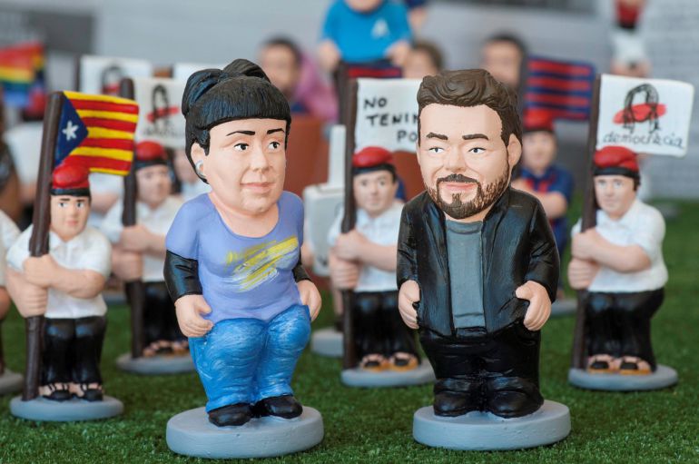 Detalle de las figuras que representan a los políticos de la CUP, Anna Gabriel (i), y de ERC, Gabriel Rufián (d), fotografiadas durante la presentación de las novedades para esta Navidad de la empresa gerundense caganer.com, una campaña en la que el independentismo se ha convertido en protagonista de los "caganers" Detalle de las figuras que representan a los políticos de la CUP, Anna Gabriel (i), y de ERC, Gabriel Rufián (d), fotografiadas durante la presentación de las novedades para esta Navidad de la empresa gerundense caganer.com, una campaña en la que el independentismo se ha convertido en protagonista de los "caganers"