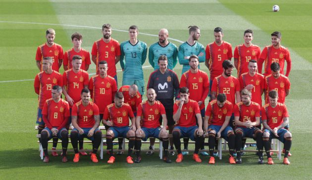 La selección española de fútbol, que estrena nueva equipación, posa para los medios antes del entrenamiento realizado hoy en Las Rozas (Madrid). La selección española de fútbol, que estrena nueva equipación, posa para los medios antes del entrenamiento realizado hoy en Las Rozas (Madrid).