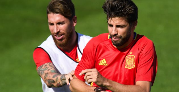 Piqué y Ramos, durante un entrenamiento con la Selección Piqué y Ramos, durante un entrenamiento con la Selección