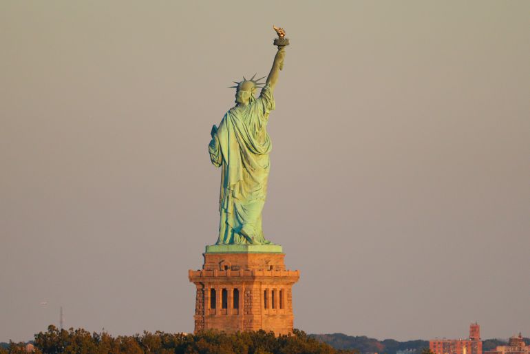 Vista de la Estatua de la Libertad al atardecer el pasado 1 de octubre de 2017 desde el Club de Golf Clubin en la ciudad de Jersey Vista de la Estatua de la Libertad al atardecer el pasado 1 de octubre de 2017 desde el Club de Golf Clubin en la ciudad de Jersey