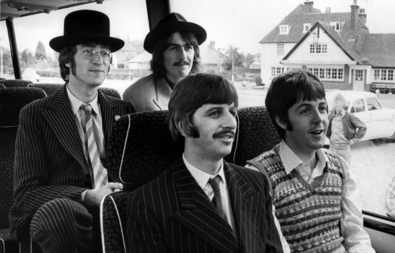 La banda durante el rodaje de Magical Mystery Tour en 1967 La banda durante el rodaje de Magical Mystery Tour en 1967