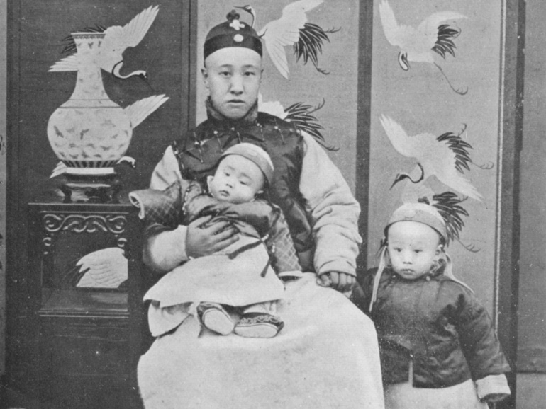 Pu-Yi (el Emperador Xuantong), con tres años, junto a su padre y su hermano pequeño Pu-Yi (el Emperador Xuantong), con tres años, junto a su padre y su hermano pequeño